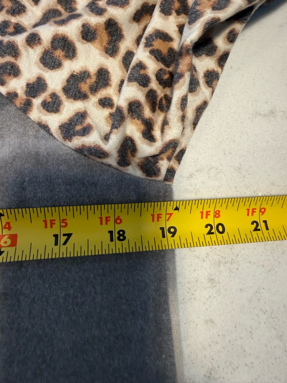 NWOT-Emerald Brand Leopard Sleeve Gray Ombre Raglan Top - Women Sz M - Picture 5 of 10